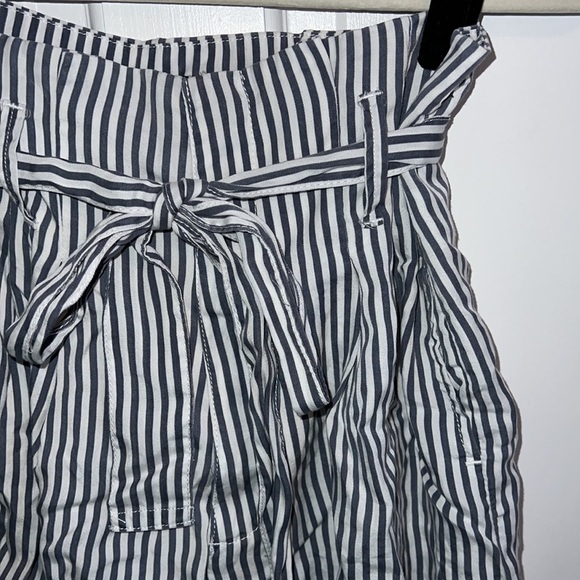 Abercrombie High Waisted Striped Paper Bag shorts - Picture 2 of 4